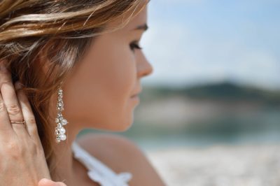 _earrings-2593350_1920_머리쓰러올리며눈아래깔고있는여자